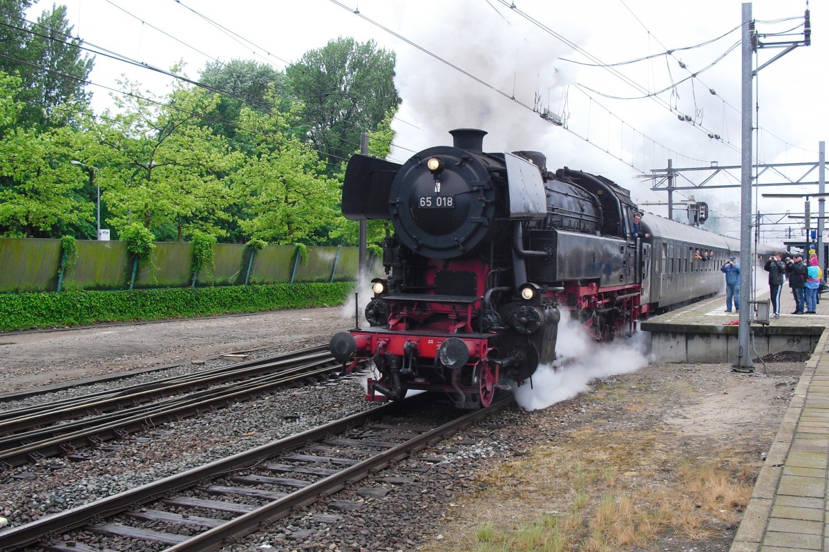 Am 3 Juli 2012 verlässt 65 018 mit ein Dampfpendelzug Dordrecht Centraal.