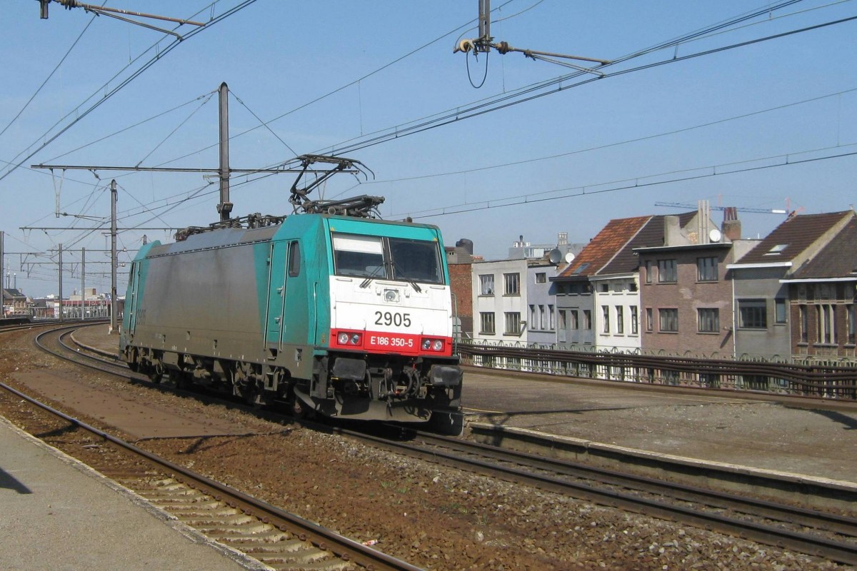 Am 3 März 2011 durchfahrt Alpha Trains 2905 Antwerpen-Dam. 
