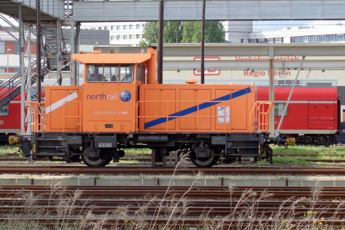 Am 30 April 2018 steht North Rail 352 002 in Berlin-Lichtenberg.