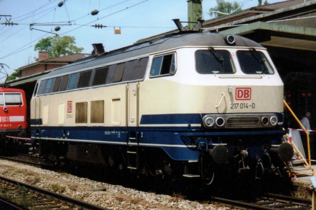 Am 30 Mai 2006 steht 217 014 in Rosenheim.