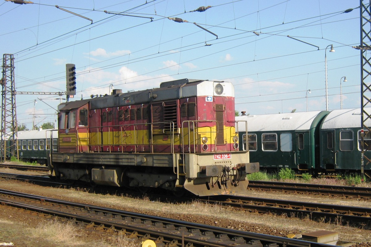 Am 30 Mai 2012 durchfahrt CD 742 336 Pardubice.