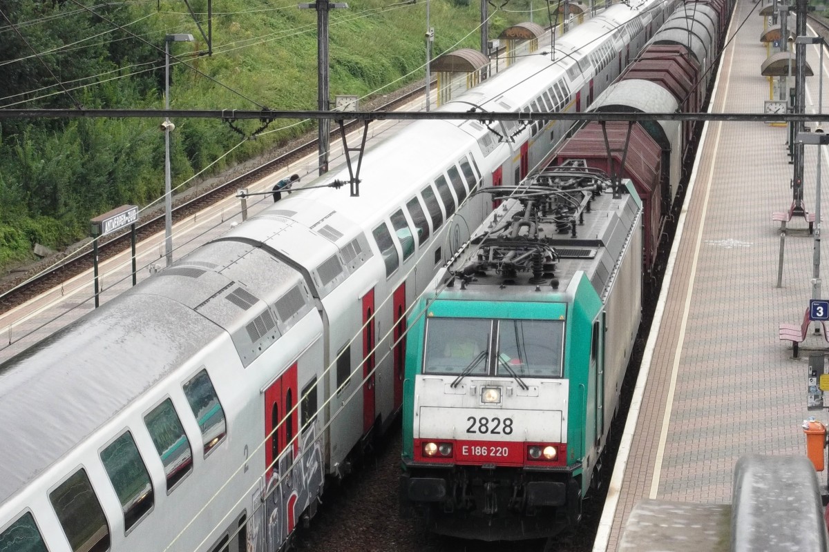 Am 30 Mai 2013 wrmt such 2828 in Antwerpen-Zuid zwischen RB und Bahnhof.