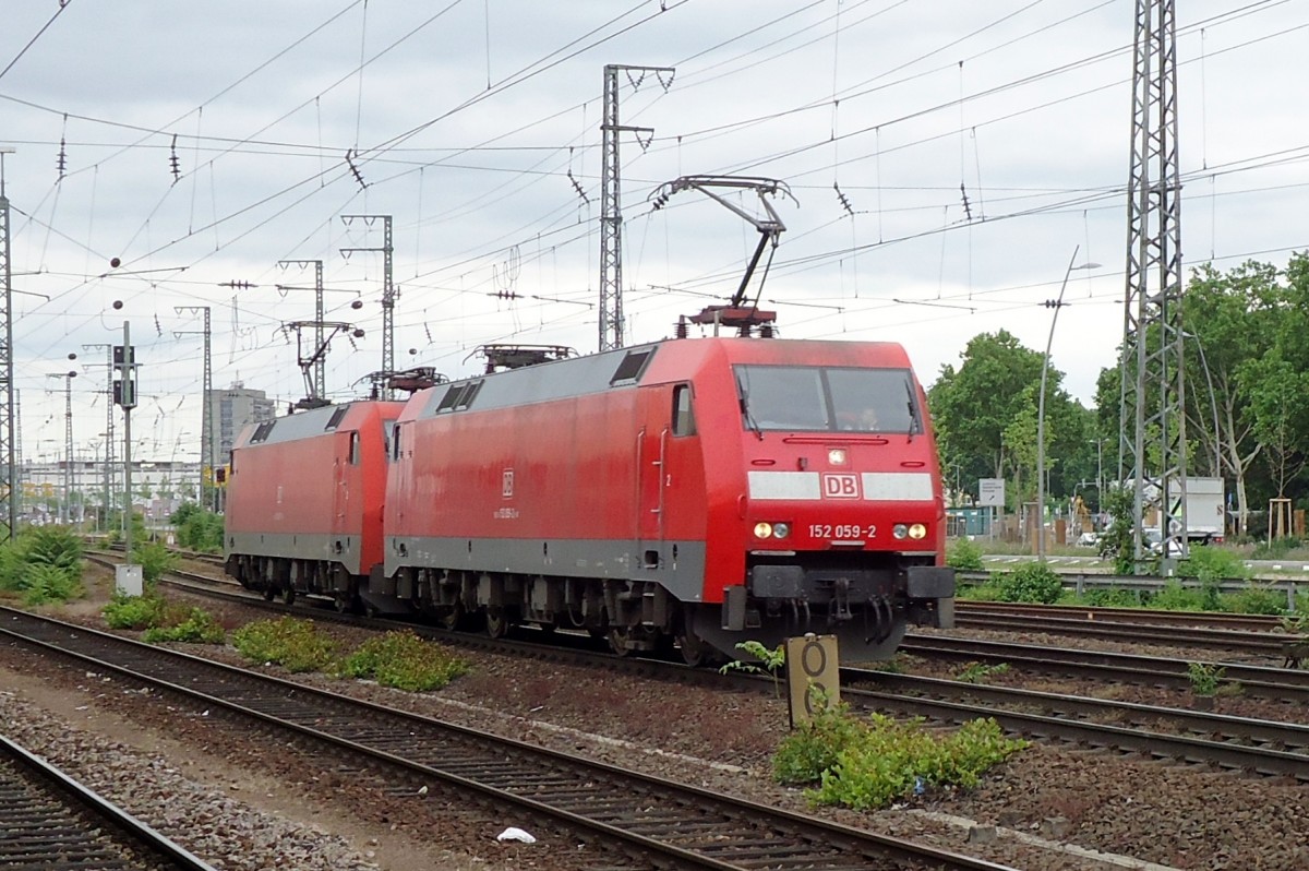 Am 30 Mai 2014 schleppt 152 059 ein Schwesterlok durch Mannheim Hbf.