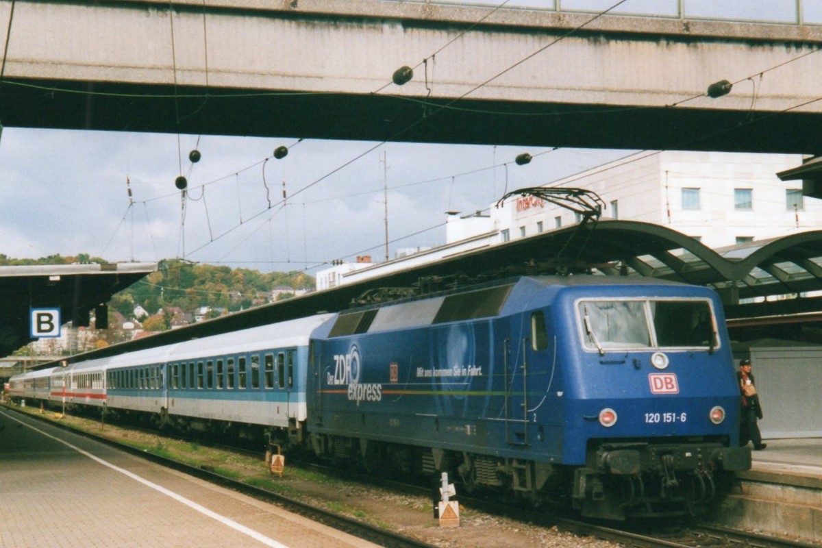 Am 31 Juli 2000 steht ZDF 120 151 in Ulm Hbf.