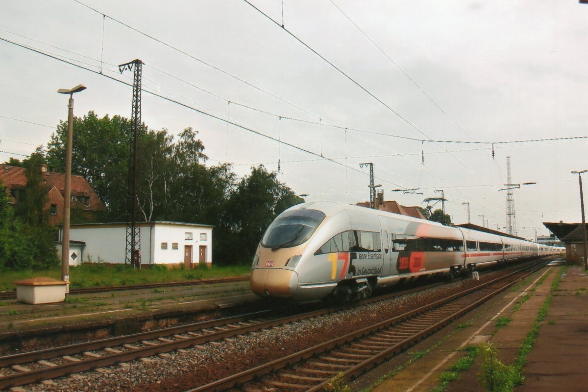 Am 31 Mai 2010 durchfahrt Jubilums-ICE 415 022 Grosskorbetha.