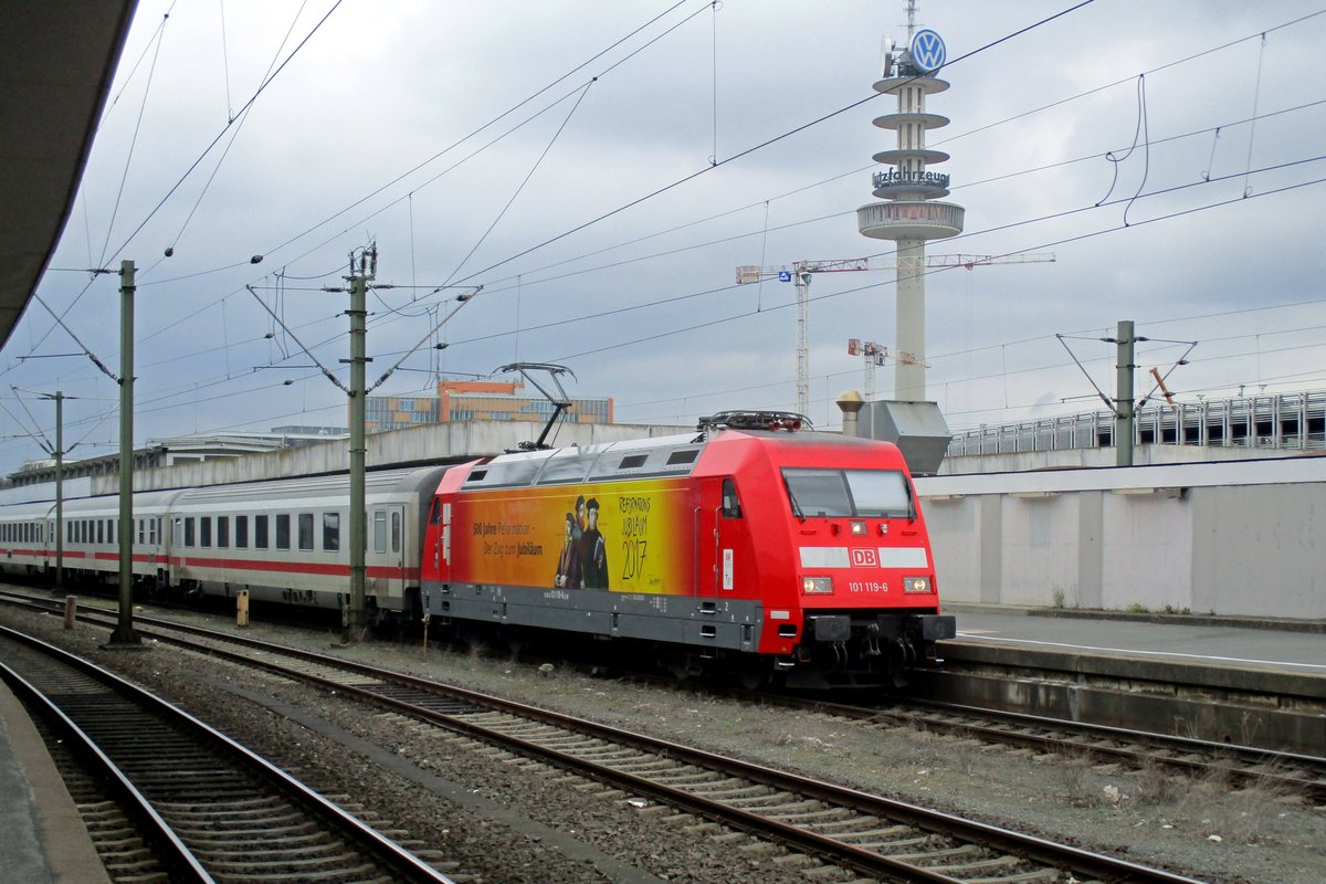 Am 4 April 2016 treft 101 119 in Hannover Hbf ein.