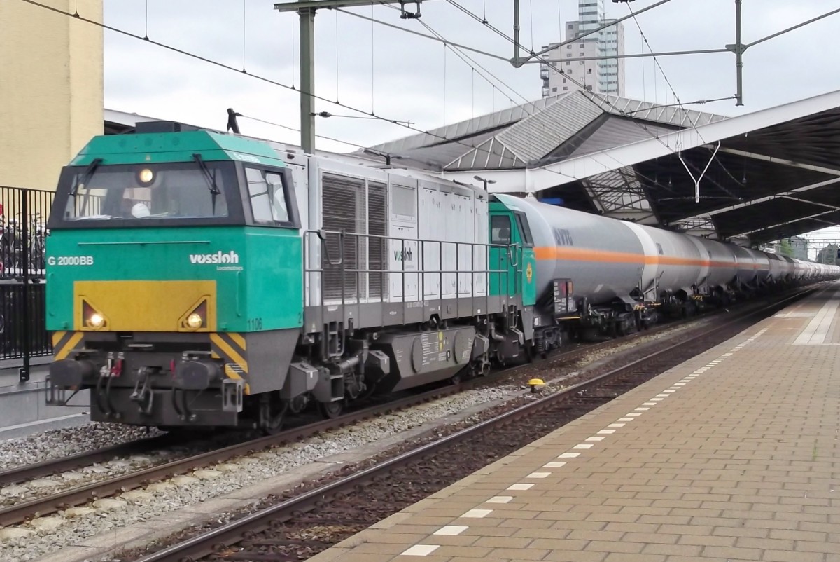 Am 4 März 2014 schleppt Alpha Trains/RF 1106 wiederum ein Gaskesselwagen durch Tilburg.