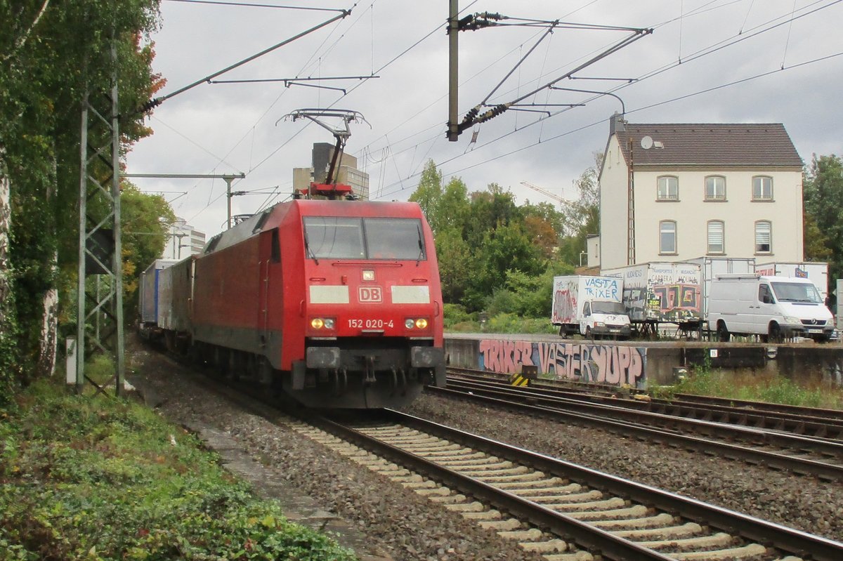 Am 4 Oktober 2017 durchfahrt 152 020 Bonn-Beuel.