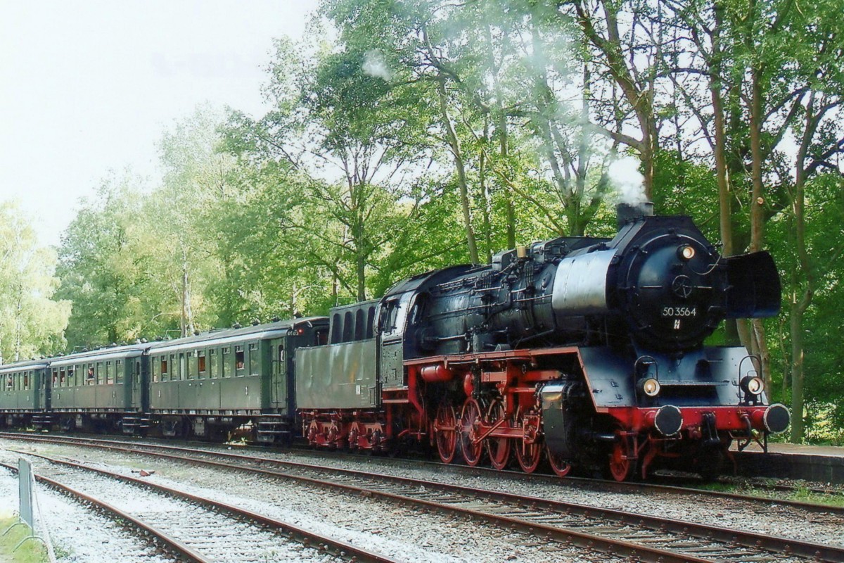 Am 4 September 2007 steht VSM-Dampfross 50 3564 in Loenen in die Niederlände. Jedes 1. volles Wochenende findet bei der VSM das grosse  Terug-naar-Toen  (Zurück ins Damals) statt, wo ab Beekbergen Dampfzüge in Stundentakt nach Dieren und Apeldoorn fahren. Bahnreisenden können die beide letztgenannte Bahnhöfe mit der NS anfahren. 