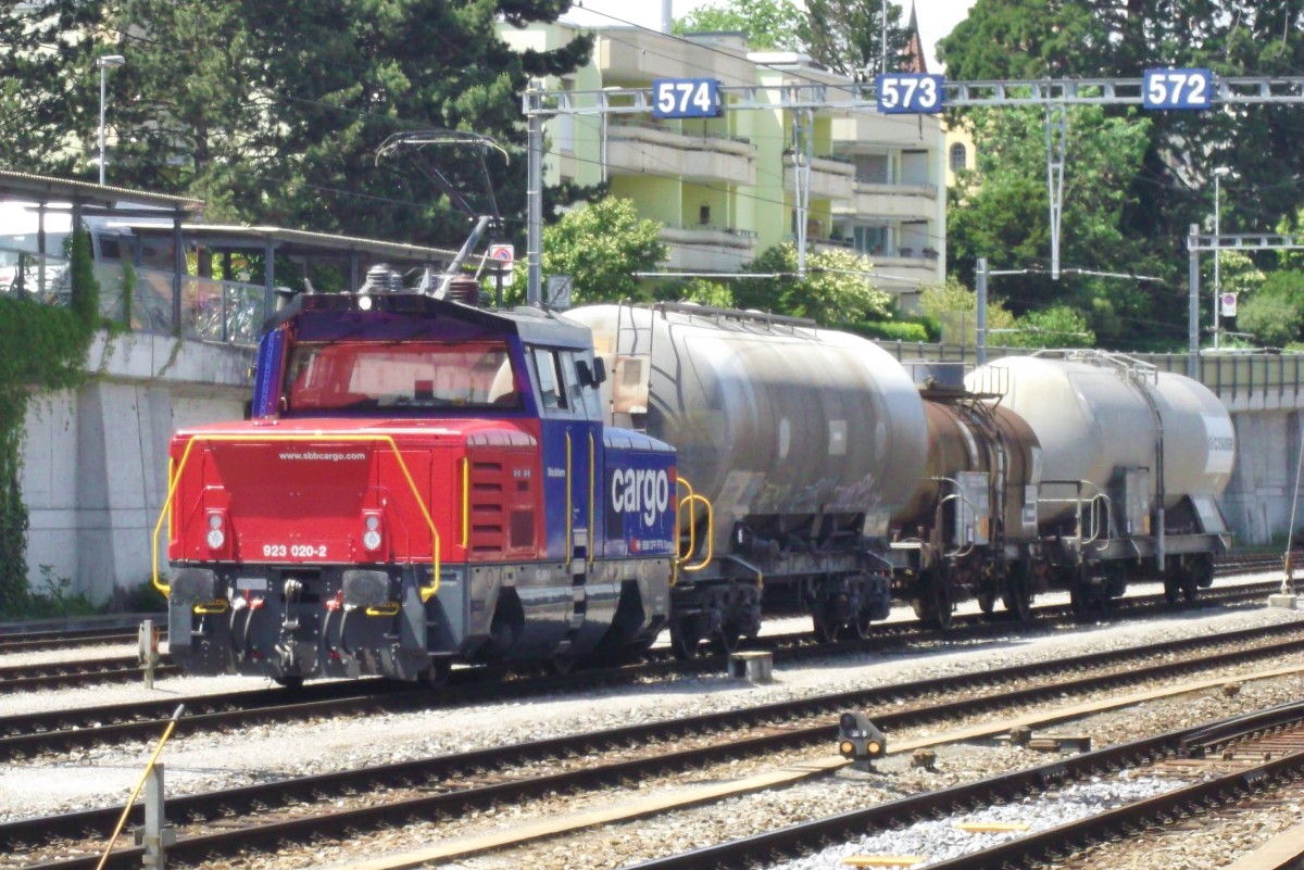 Am 5 Juni 2014 war SBB 923 020 in sonniges Spiez auf Rangierfahrt.
