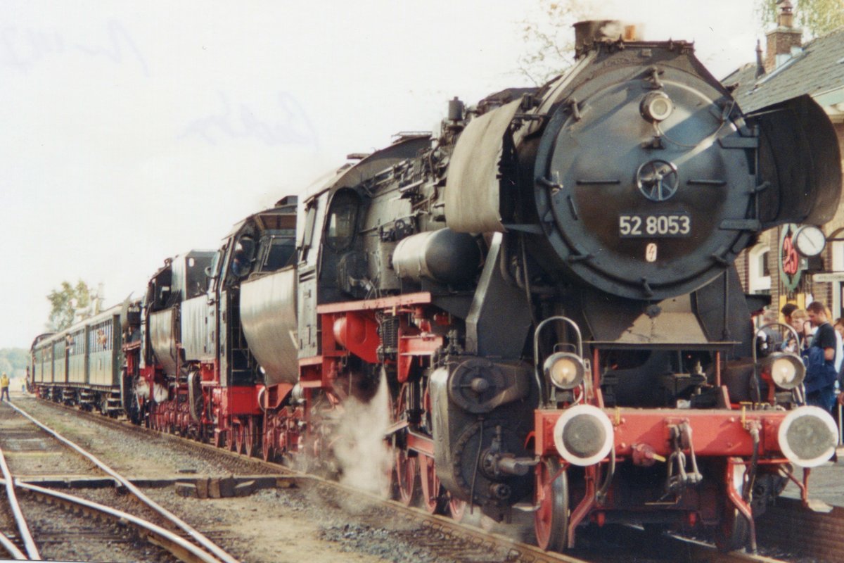 Am 5 September 2000 verlässt 52 8053 mit ein Sonderzug der VSM Bahnhof Beekbergen. 