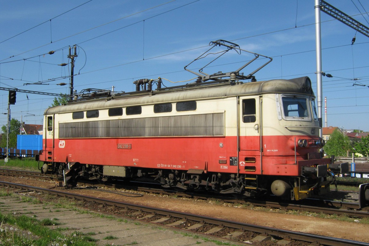 Am 7 Mai 2011 stelt CD 242 230 sich vor ein RE in Ceske Budejovice.  