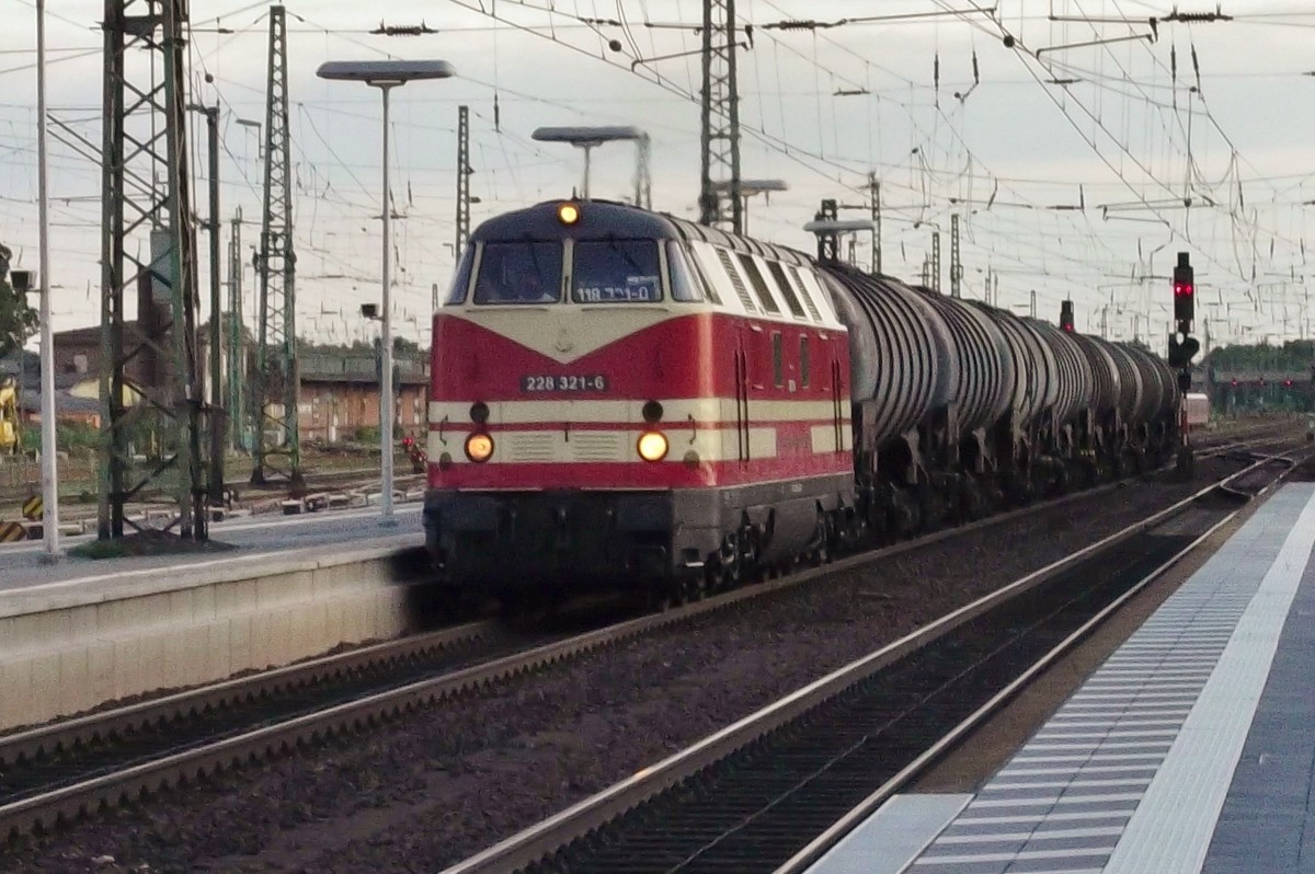 Am 8 September 2015 durchfahrt 228 321 Celle.