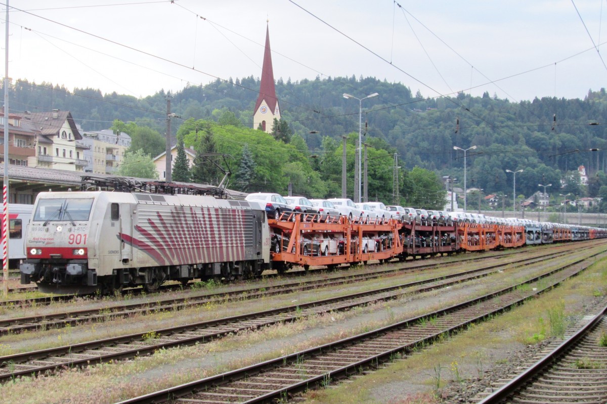 Am Abend von 3 Juni 2015 treft Lokomotion 189 901 in Kufstein ein.