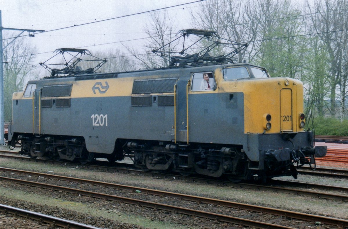 Am Abschiedstag 28 April 1998 der Reihe NS 1200 steht 1201 in Geldermalsen. 