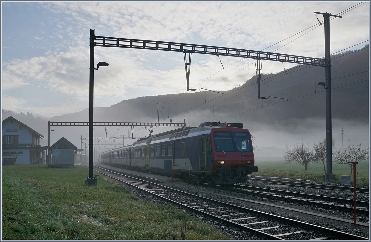 Am frühen, noch nebeligen Morgen wartet der SBB NPZ RE Neuchâtel - Frasne in Noiraigue auf den Gegenzug.

5. Nov. 2019
