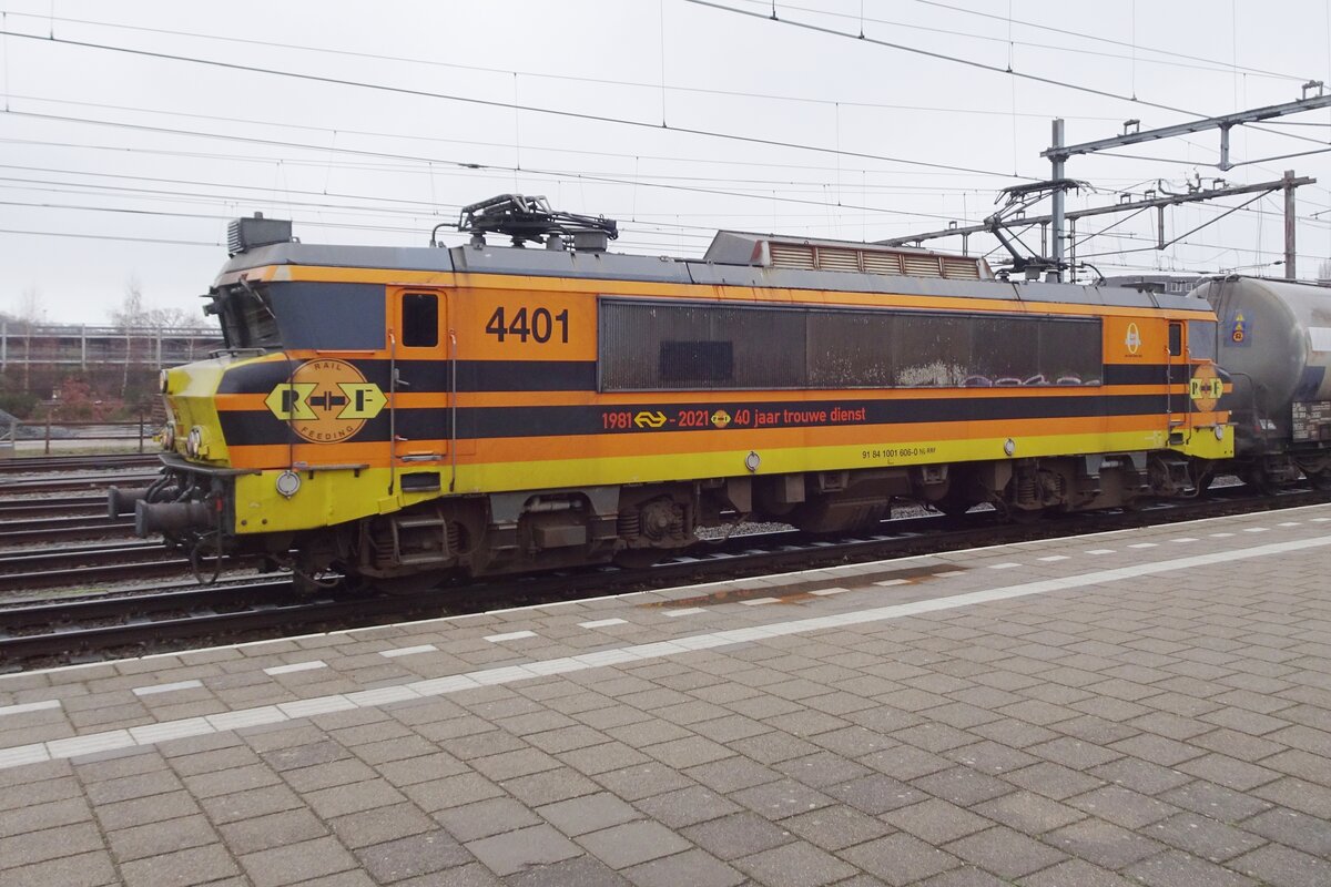 Am grauen 19.Februar 2023 treft RRF 4401 mit ein Kesselwagenzug in Amersfoort ein. INs ra der Mehrsyustemmietloks ist die Einsatz einer ex-1600/1800 bei die RRF eher rar geworden.