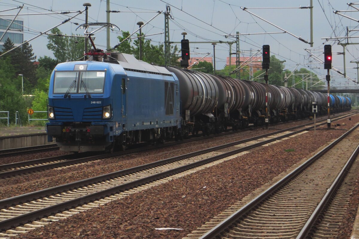 Am grauen 23 Mai 2023 schleppt 248 022 ein Kesselwagenzug durch Berlin-Schnefeld.