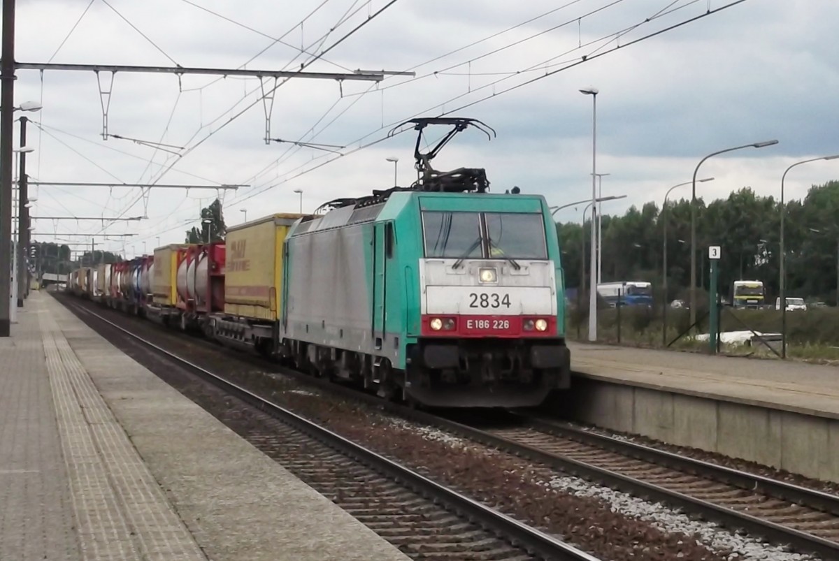 Am miesen 18 Juni 2014 durchfahrt 2834 Antwerpen-Luchtbal.