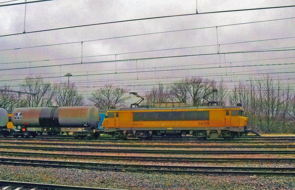 Am trüben 1 Februar 2010 steht Railion 1619 in Nijmegen.
