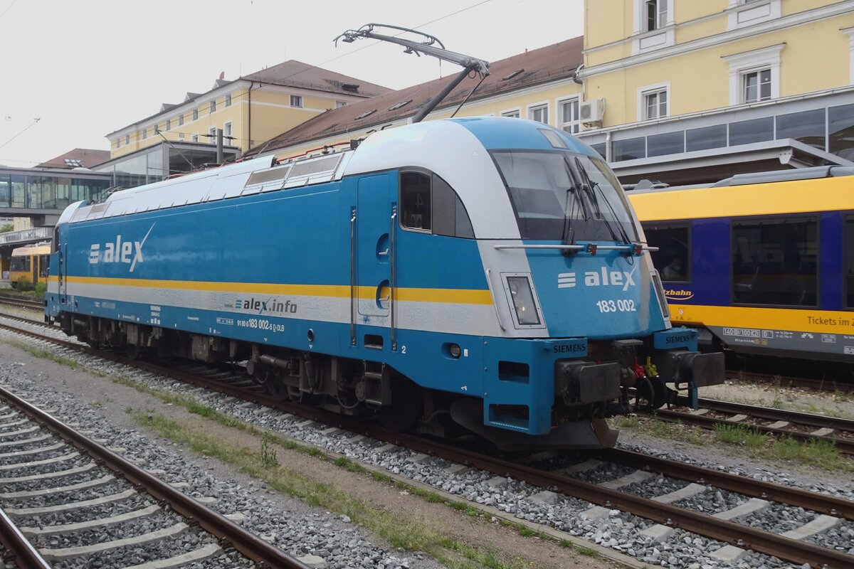 Am trben 27 Mai 2022 wartet ALEX 183 002 in Regensburg Hbf auf deren Zug nach Mnchen.