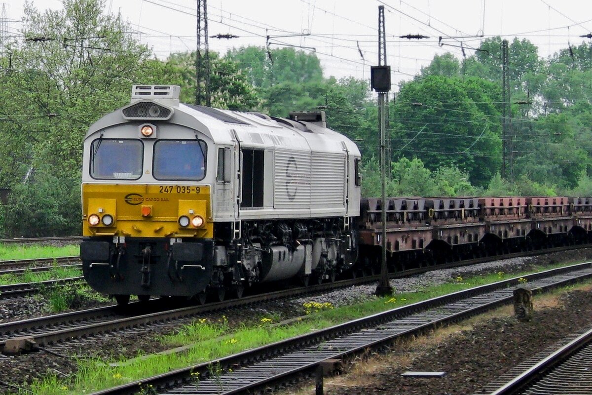 An grauen 12 Mai 2012 schleppt ECR 247 035 ein Leerstahlzug durch Oberhausen Osterfeld Sd.