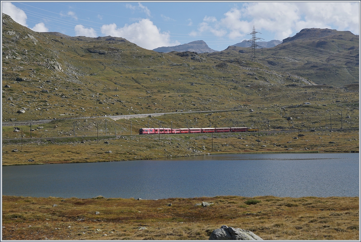 Auf dem Weg nach St.Moritz ist dieser RhB Bernina Bahn Regionalzug. 

13. Sept. 2016