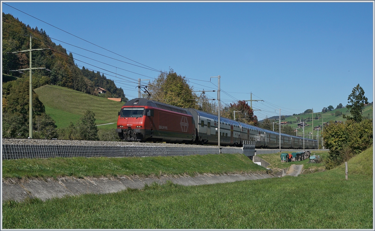 Auf der Strecke Spiez - Lötschberg Basistunnel - Visp verkehren die Re 460 im Gegensatz zur üblichen Regelung mit dem angelegten vorderen Stromabnehmer, so wie dies Bild eines bei Mülenen Richtung Visp fahrenden IC zeigt.
10. Okt. 2018