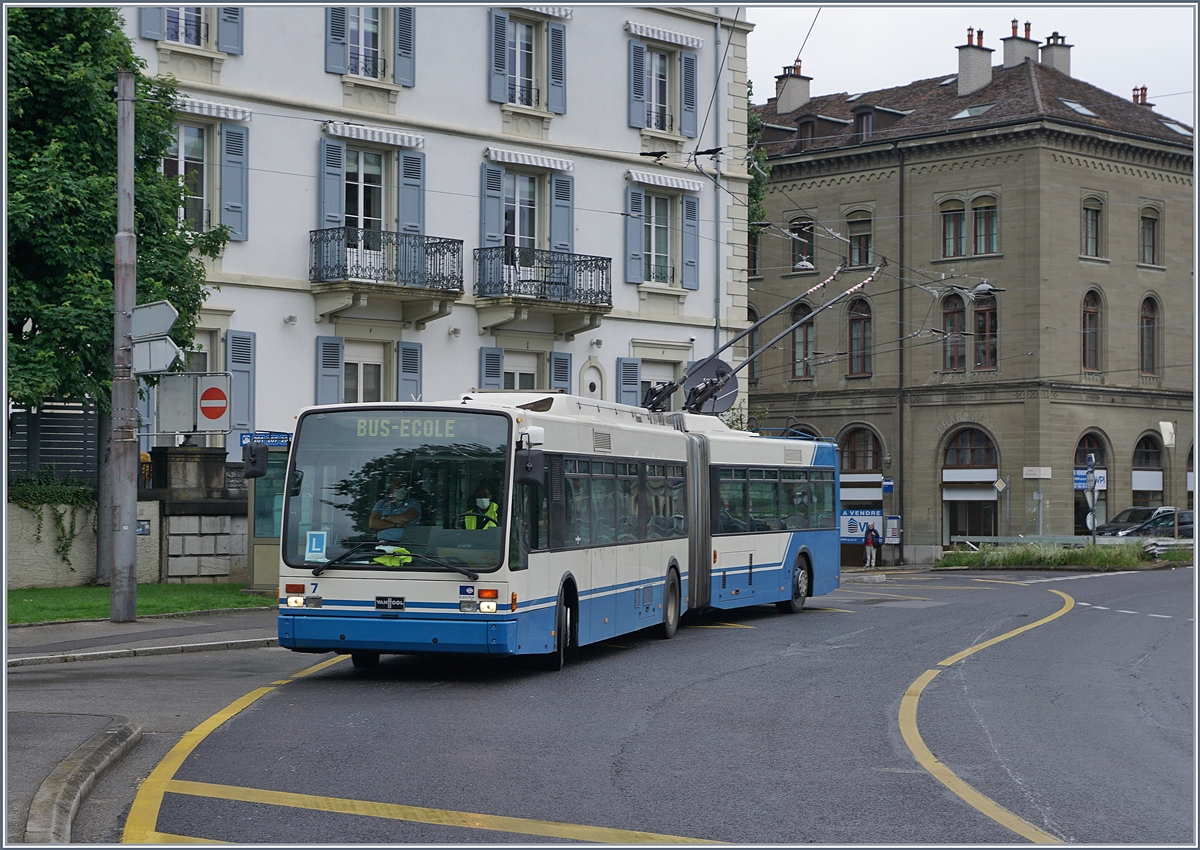 Auf der VMCV Linie 201 verkehren seit neustem  Last-Mile  Buse, da die Verlängerung der Strecke nach Rennaz nach einer Volksabstimmung nicht elektrifiziert werden durfte. Im Bild  ein Vorgänger-Trolley-Bus nun entbehrlich im Liniendienst aber noch nützlich als Fahrschule, hier beim Halt bei der Haltestelle  Entre Deux Ville  in Vevey.

14. Mai 2020