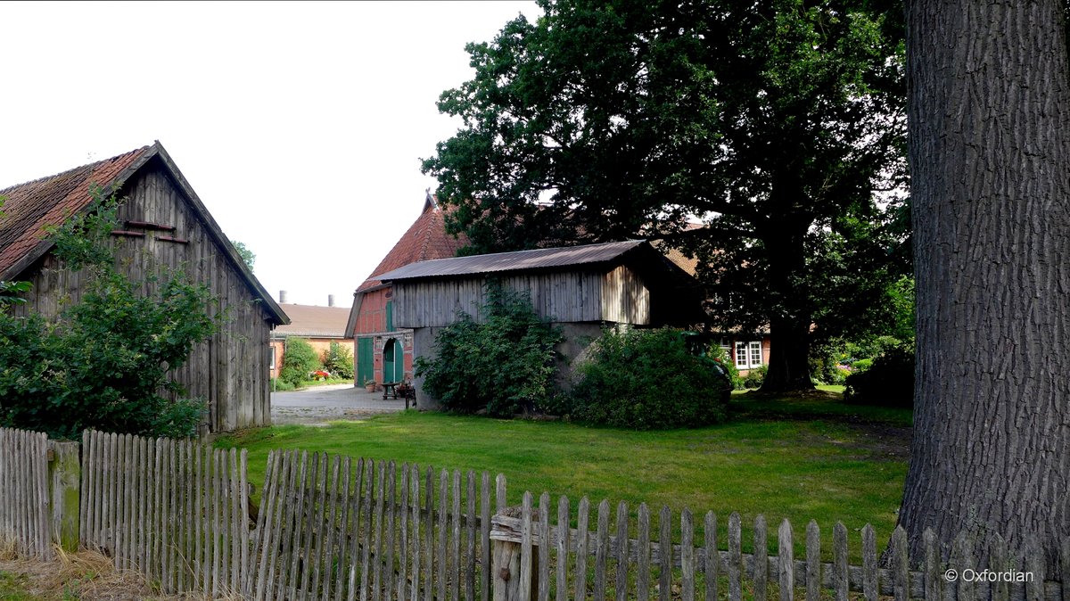 Bauernhof mit alten hölzernen Schuppen in Poitzen, Landkreis Celle.