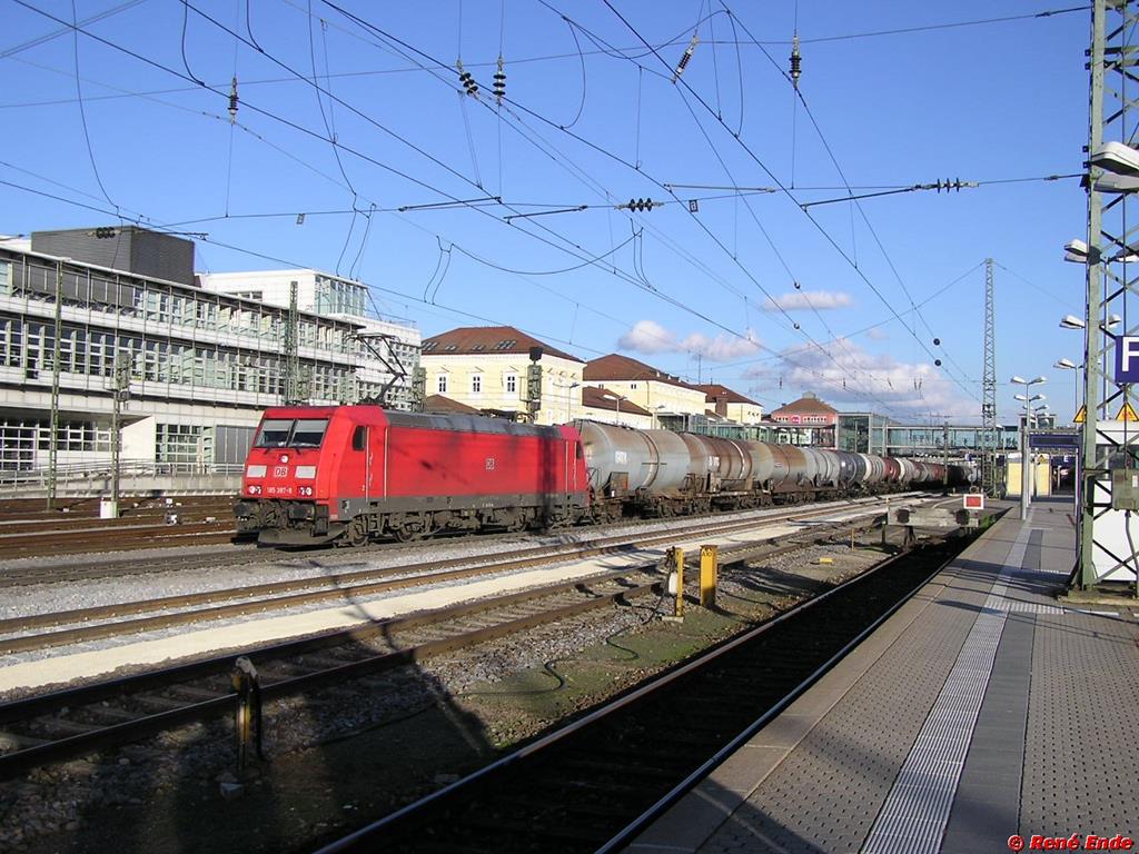 Baureihe 185 mit Kesselzug in Regensburg.