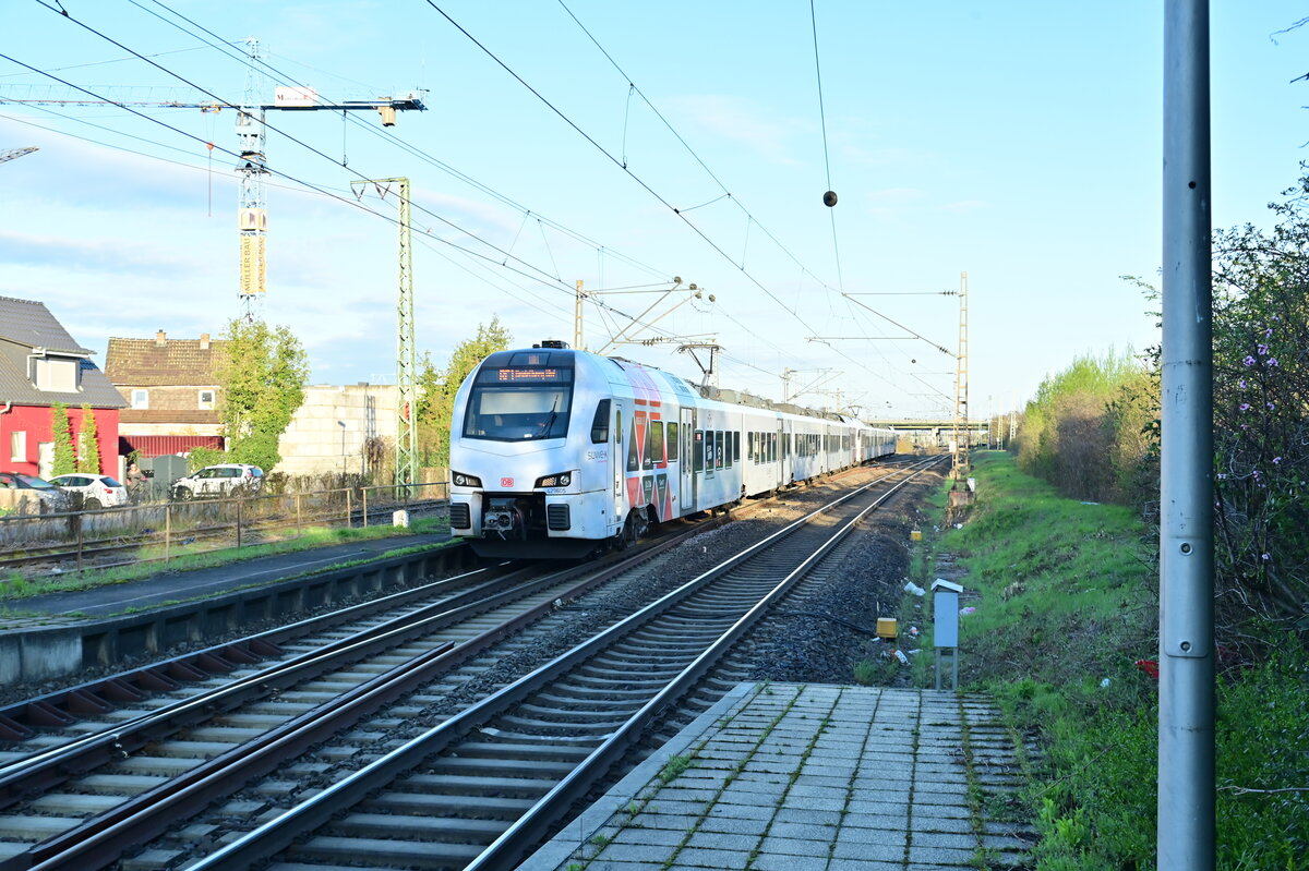 Bei der Durchfahrt in Pfaffengrund/Wieblingen gen Heidelberg Hbf ist hier ein RE2 Zug aus Koblenz Hbf zusehen am 3.4.2023 