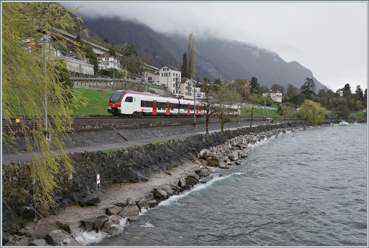 Bei recht stürmischem Wetter und entsprechendem Wellengang ist ein SBB RABe 523 Flirt3 bei Villeneuve auf dem Weg in Richtung Lausanne.

1. April 2024