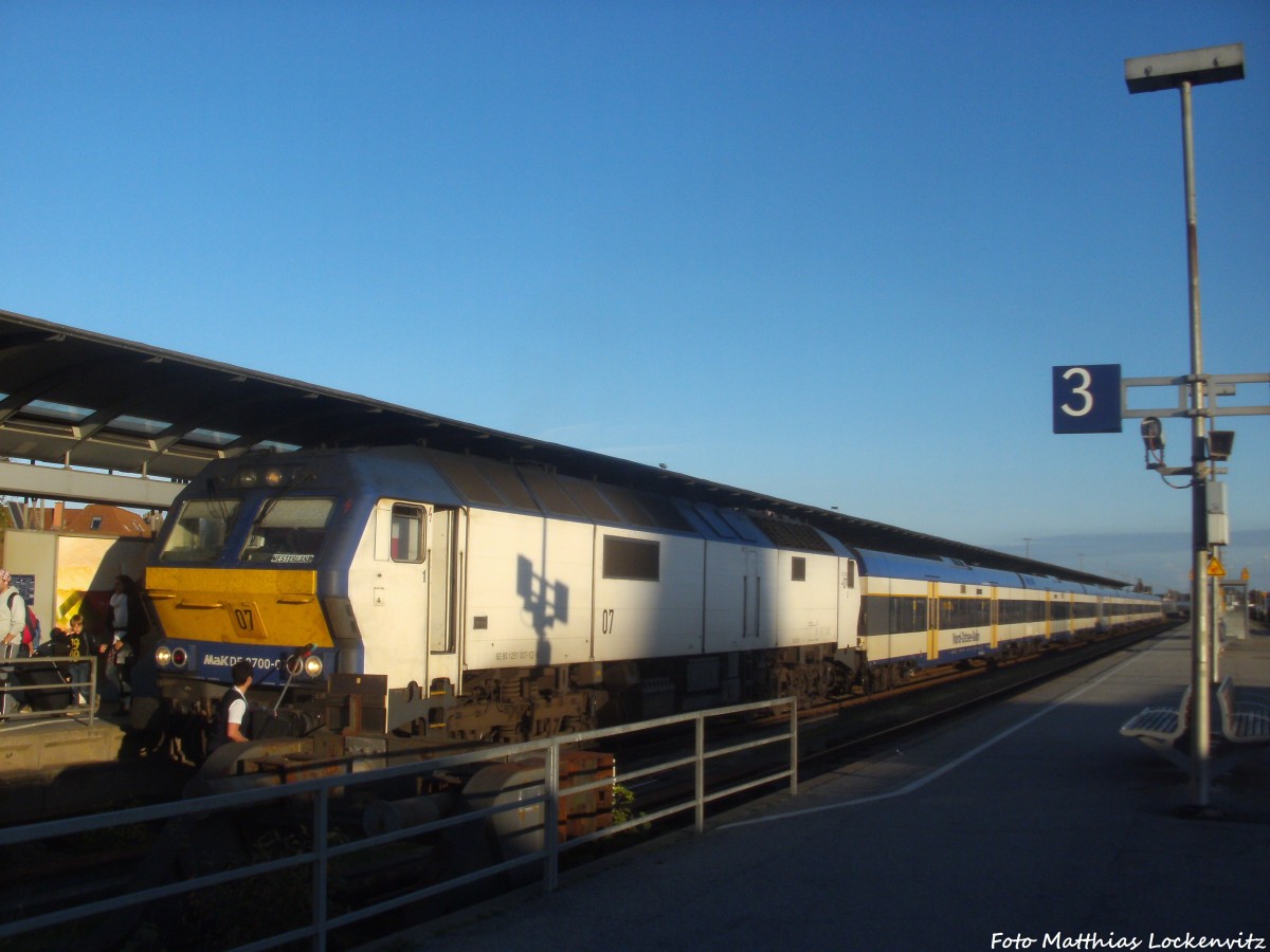 Bei seiner Betriebspause im Bahnhof Westerland (Sylt) wird die Mak DE 2700-07 von der Lokfhrerin geputzt am 2.10.14