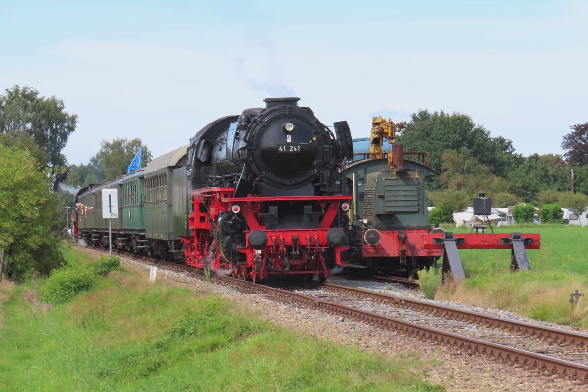 Beim Bahnübergang in Lieren wurde am 3 September 2023 41 241 mit Dampfpendelzug während Terug naar Toen 2023 fotografiert.