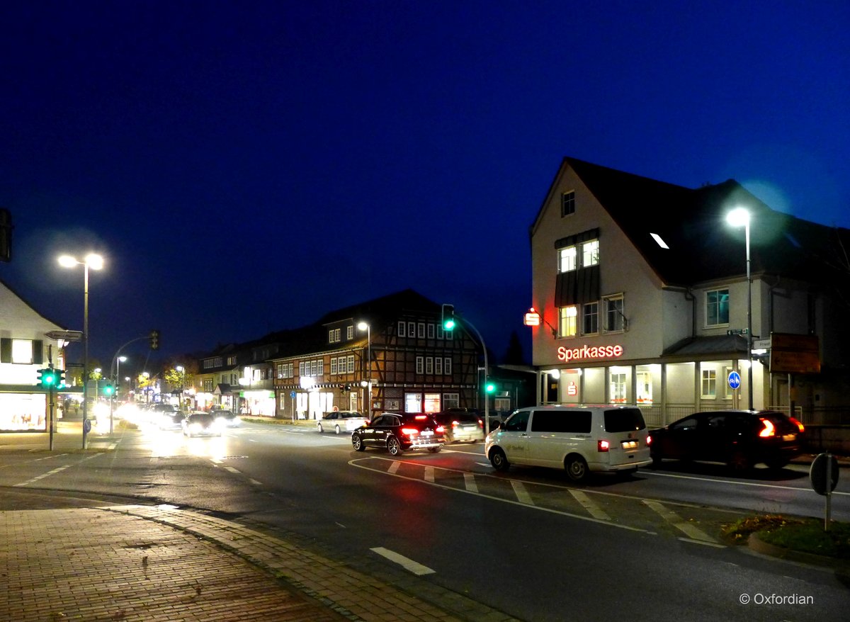 Bergen (Celle) - Celler Straße an einem Novemberabend.