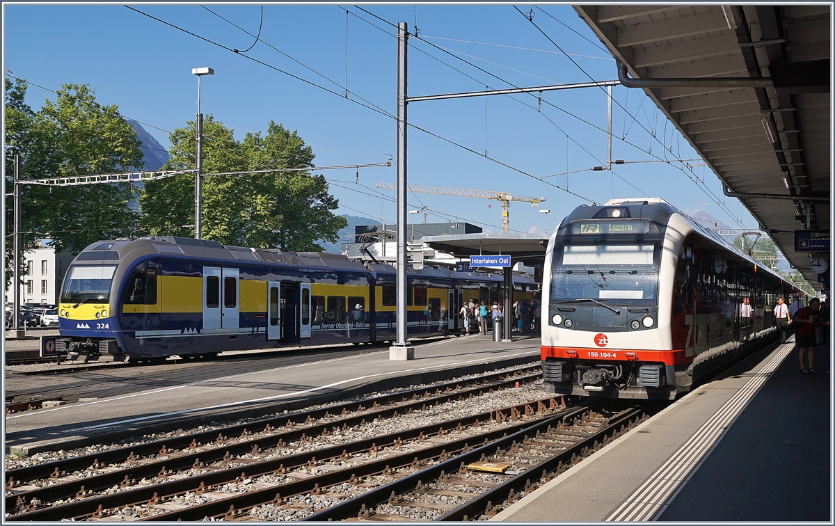 Berner Oberland Bahn und Zentralbahn Züge warten in Interlaken Ost auf die Abfahrt nach Lauterburnen und Luzern.

30. Juni 2018
