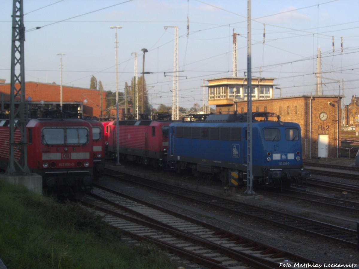 Blick auf die Abgestellten Loks der BR 143 & 140 038-0 der PRESS in Halle (Saale) am 4.10.14