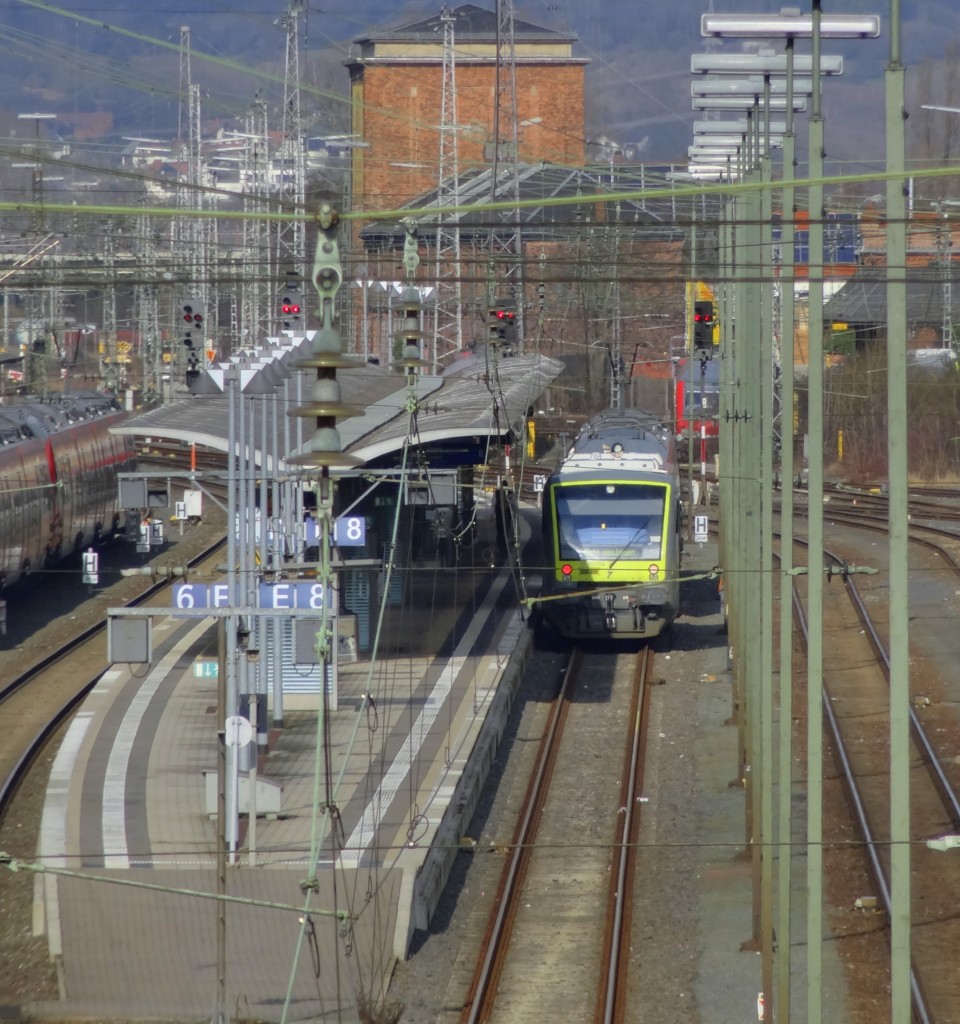 Blick auf den Bahnsteig von Gleis 6/8 in Bamberg. 
Am Gleis 8 steht die Agilis nach Ebern bereit.
Aufgenommen im Februar 2014.