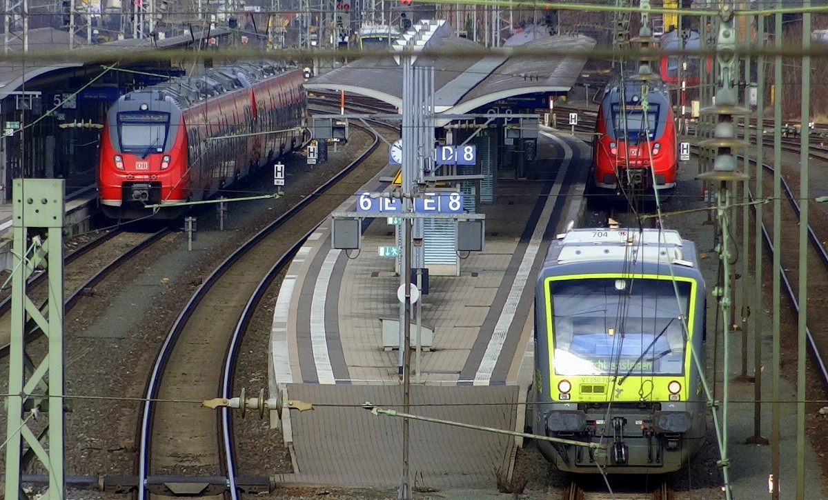 Blick auf die Bahnsteige im Bahnhof Bamberg.
Am Gleis 8 wird eine Agilis nach Ebern bereitgestellt. Dahinter steht die RB nach Kronach und rechts auf Gleis 5 steht die S1 Richtung Nürnberg.
Aufgenommen im Februar 2014.