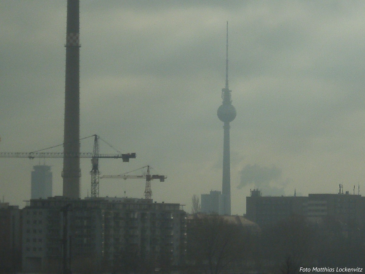 Blick auf den Berliner Fernsehturm aus dem ICE 1609 am 14.2.14