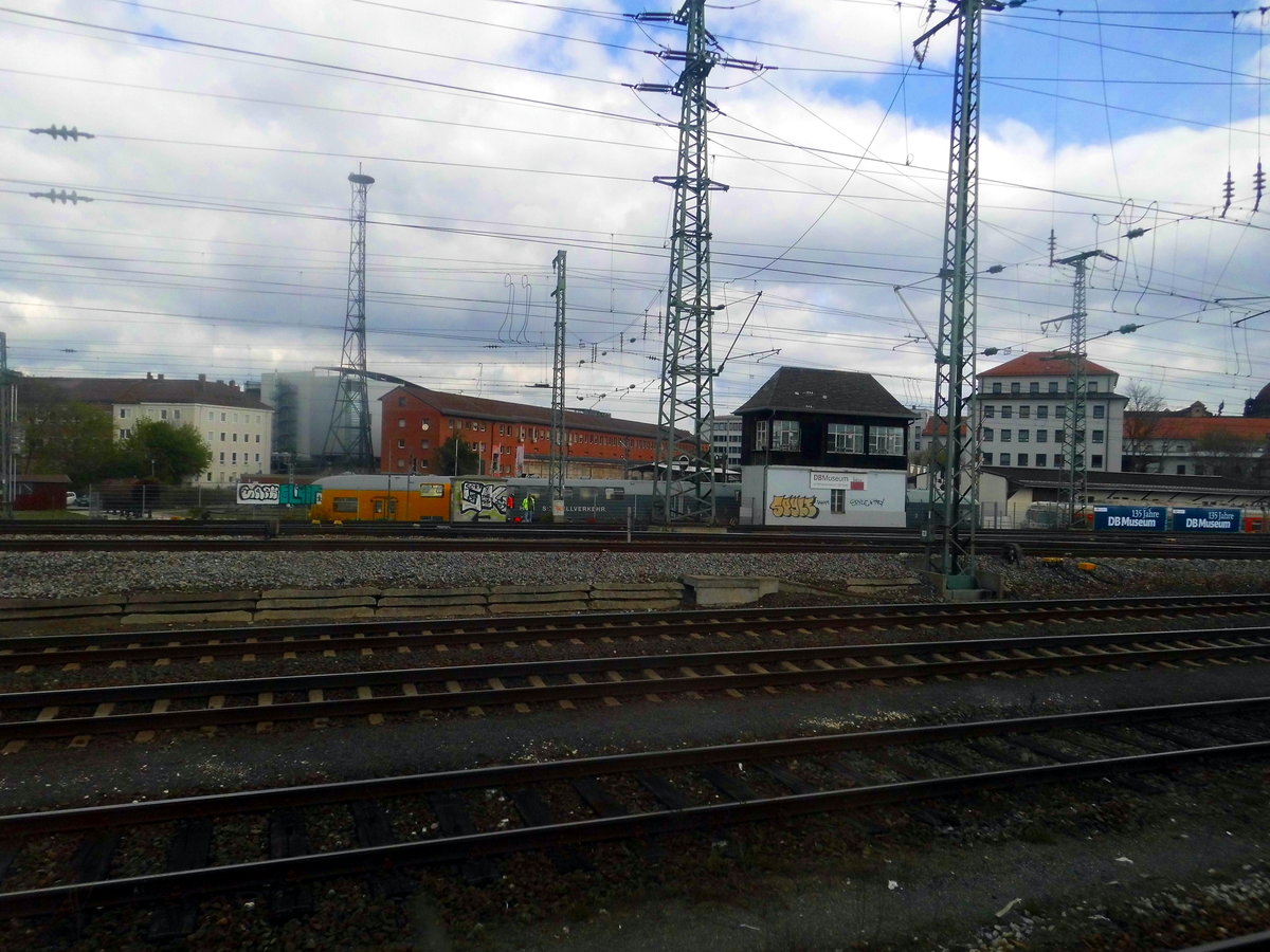 Blick auf den H-L-Schnellverkehr Gliederzug in Nrnberg am 20.4.17