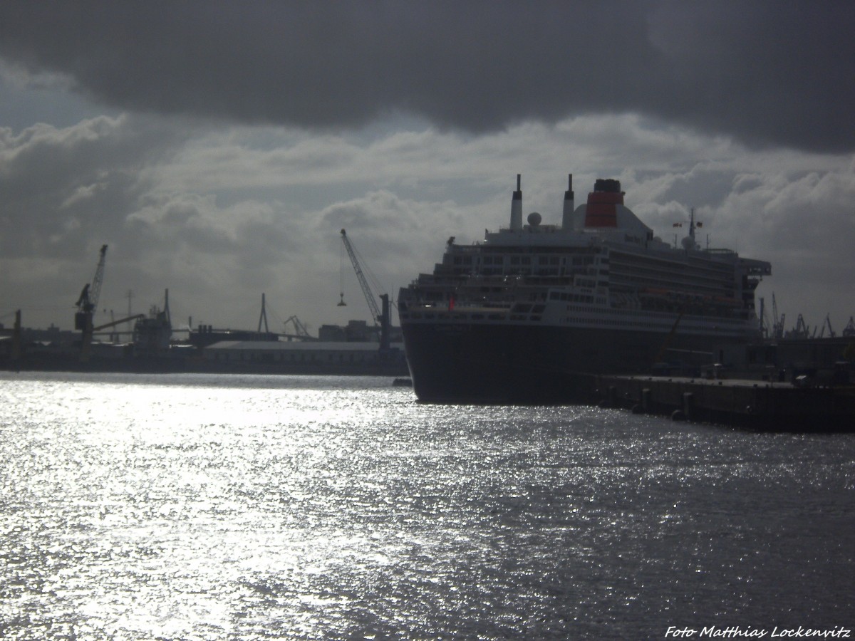 Blick auf die Queen Mary 2 im Hamburger Hafen am 31.8.13