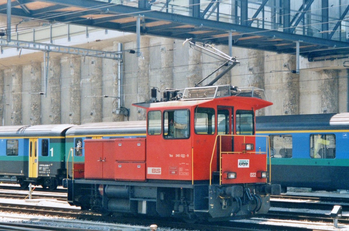 BLS 245 021 steht am 24 Juli 2000 in Spiez.