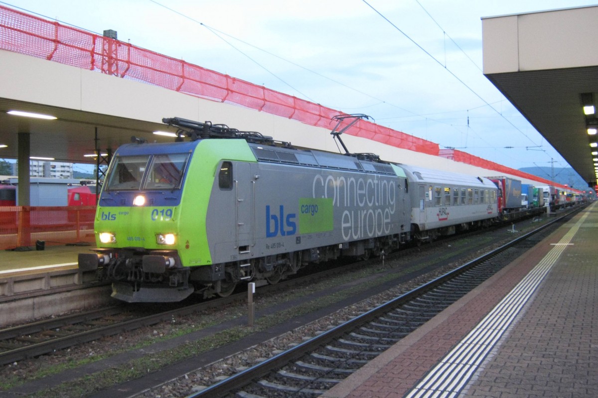 BLS 485 019 durchfahrt ein KLV durch Basel Badischer Bahnhof am Abend von 22 September 2010.