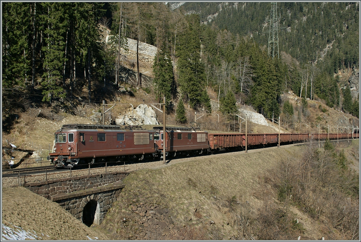BLS RE 4/4 mit einem Güterzug Richtung Italien auf der Gotthrad Nord Rampe bei Wassen.
14. März 2014