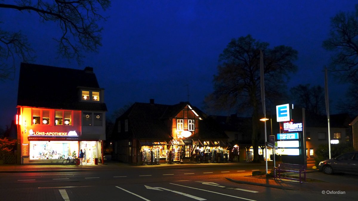 Blue hour in Bispingen. Abenddämmerung zur Adventszeit in Bispingen, Lüneburger Heide.