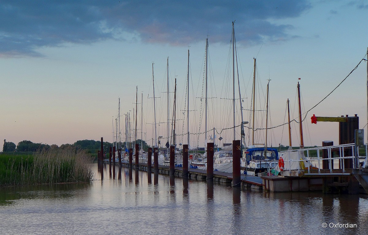 Bootsanleger im Abendlicht an der Wischhafener Süderelbe.