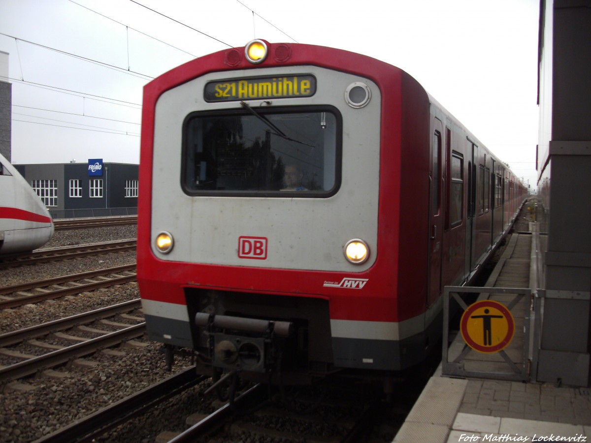 BR 472 als S21 mit ziel Aumhle bei der Einfahrt in die AKN / S-Bahn Station Eidelstedt in Hamburg am 31.8.13