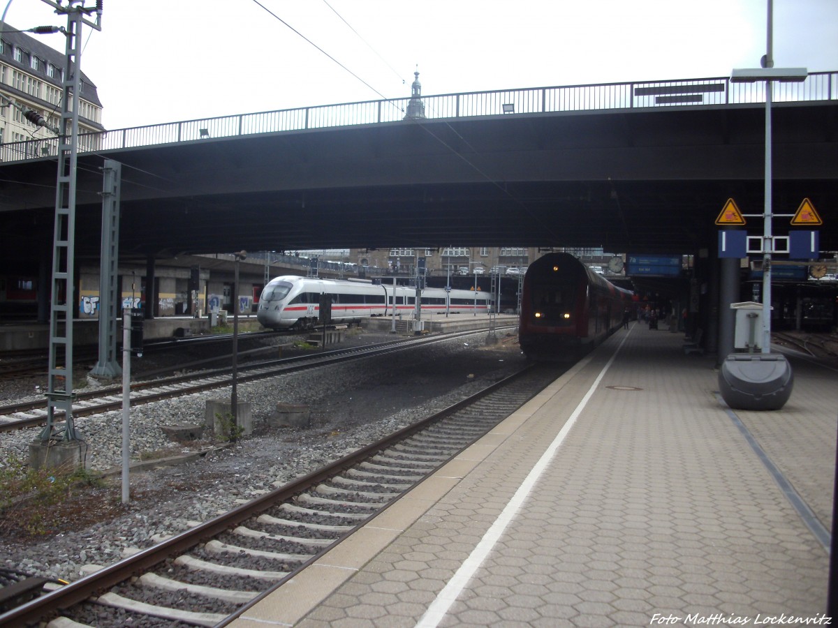 BR 605 bei der Einfahrt in Hamburg Hbf whrend dessen die Regionalbahn Abfahrbereit mit ziel Kiel Hbf steht am 1.9.13